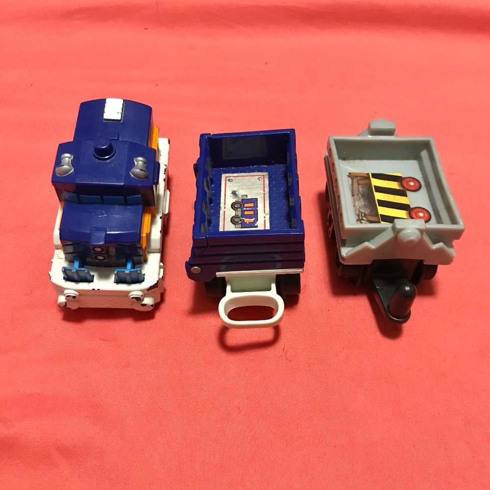 Mattel Geo Tracks - 1 locomotive and 2 freight cars